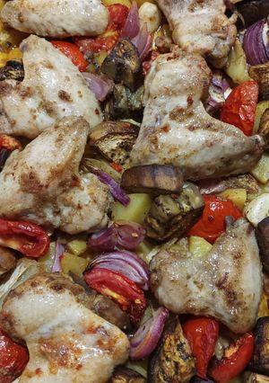 Csirkeszárnyak zöldségágyon recept fotója