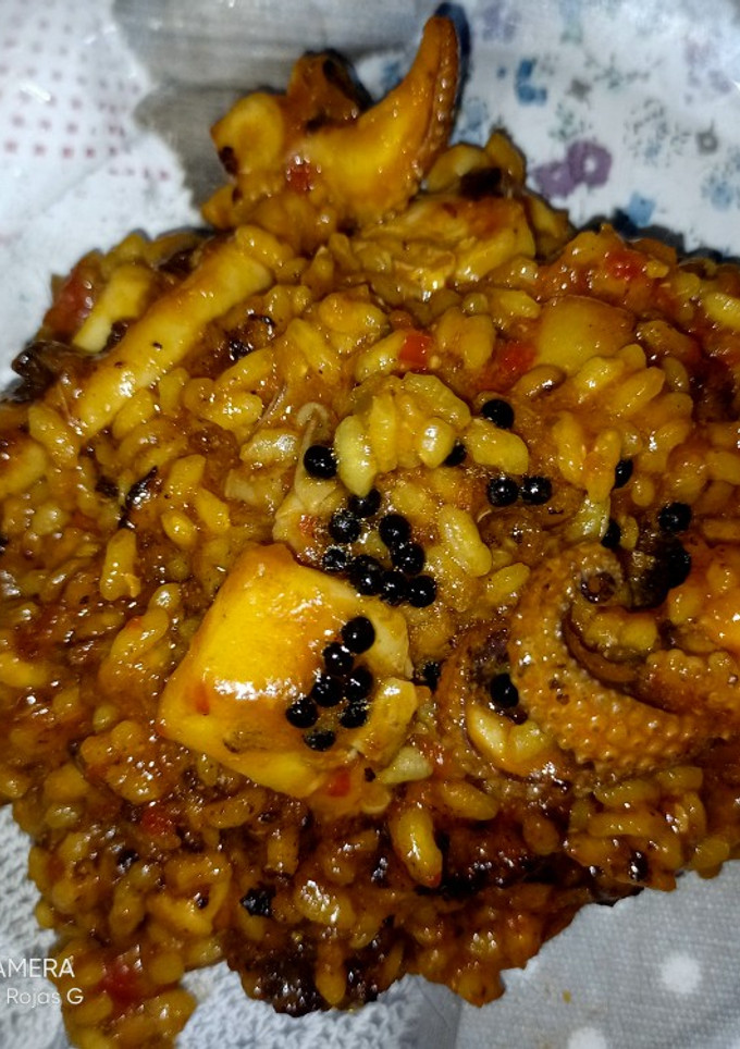 Una foto de Arroz con sepia y langostinos