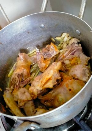 Hình của món Gà xào sả bột nghệ.