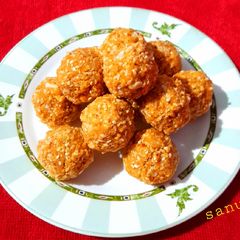 A picture of Peanut ladoo.