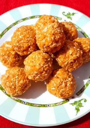 A picture of Peanut ladoo.