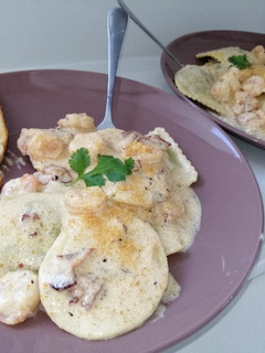 Una foto de Ravioles de Mozzarella con Salsa de Alfredo de Camarón