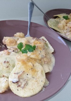 Una foto de Ravioles de Mozzarella con Salsa de Alfredo de Camarón