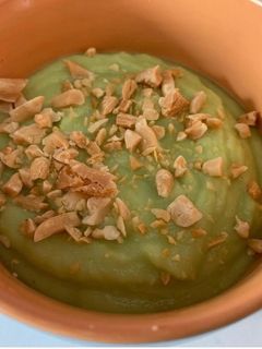 Una foto de Crema rápida de calabacín y aguacate