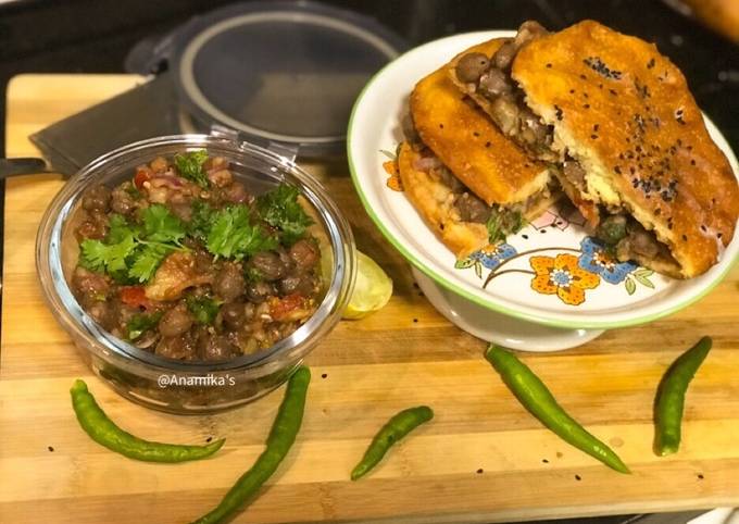 Delhi Style: (Street-side) Stuffed Chole/Matar-Kulche or Chole-Kulcha Burger- Baked 💁🏻‍♀️