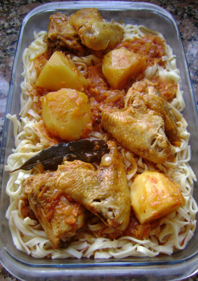 Una foto de Estofado de alitas de pollo con tallarines