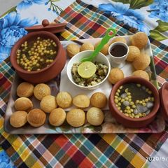 A picture of Khatti meethi pani puri.