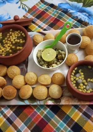 A picture of Khatti meethi pani puri.