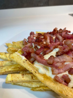Una foto de Patatas fritas con bacon, nata y queso