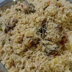 A picture of Chicken pulao.
