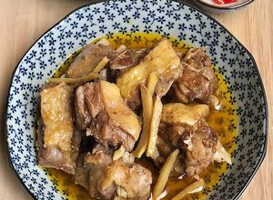 Hình của món Gà vịt kho gừng.