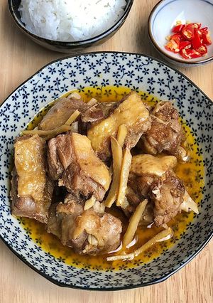 Hình của món Gà vịt kho gừng.
