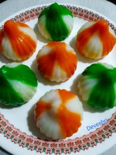 उकडीचे मोदक (अचूक उकड सहित) (ukdiche modak recipe in marathi) रेसिपी चे मुख्य फोटो