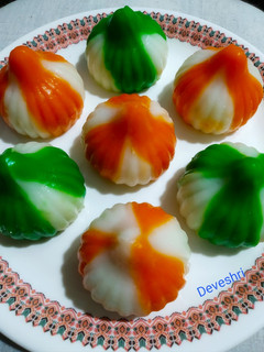 उकडीचे मोदक (अचूक उकड सहित) (ukdiche modak recipe in marathi) रेसिपी चे मुख्य फोटो