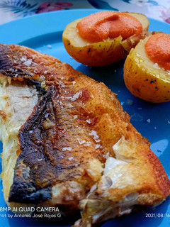 Una foto de Lubina a la plancha con romesco