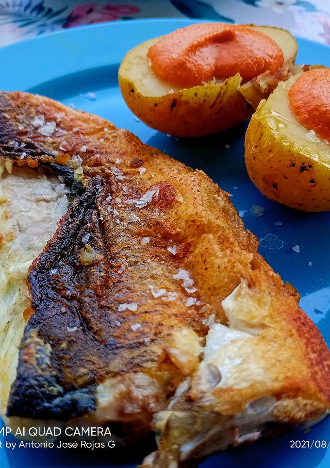 Una foto de Lubina a la plancha con romesco