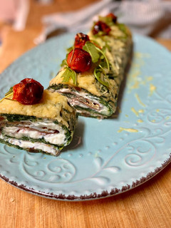 Foto principal de Rollo de tortilla de espinacas con queso y pavo trufado