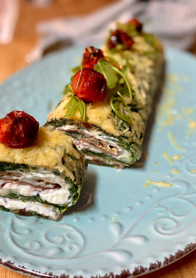 Una foto de Rollo de tortilla de espinacas con queso y pavo trufado