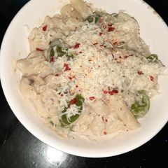 A picture of White sauce pasta.