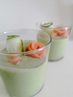Una foto de Crema de pepino y aguacate
