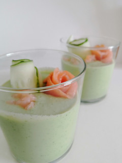 Una foto de Crema de pepino y aguacate
