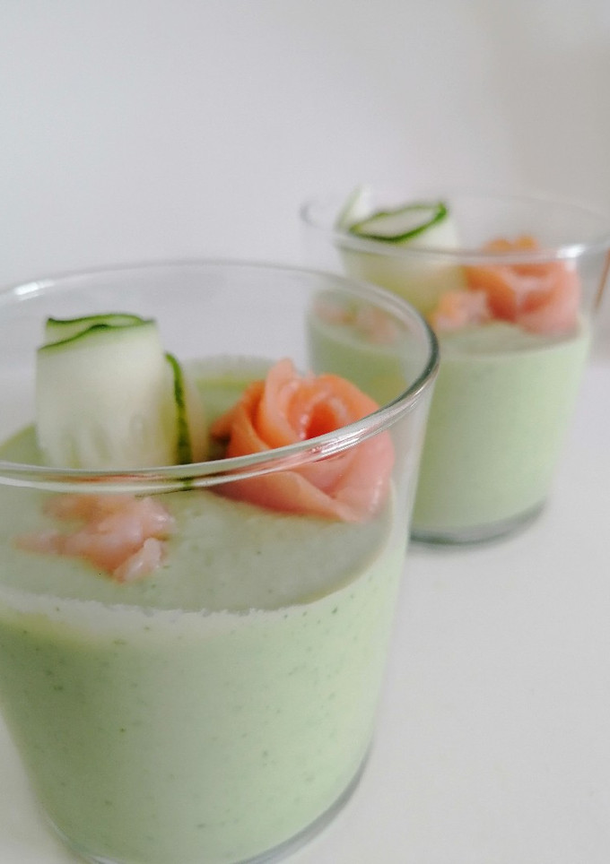 Una foto de Crema de pepino y aguacate