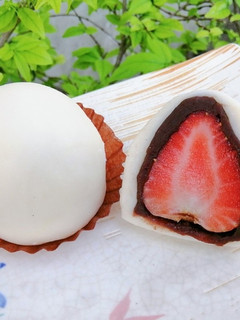 A picture of Strawberry Daifuku with Red Bean.