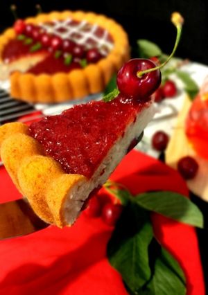 عکسی از دستور کیک گیلاس با سس گیلاس solmaz