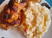 Una foto de pollo marinado con mostaza