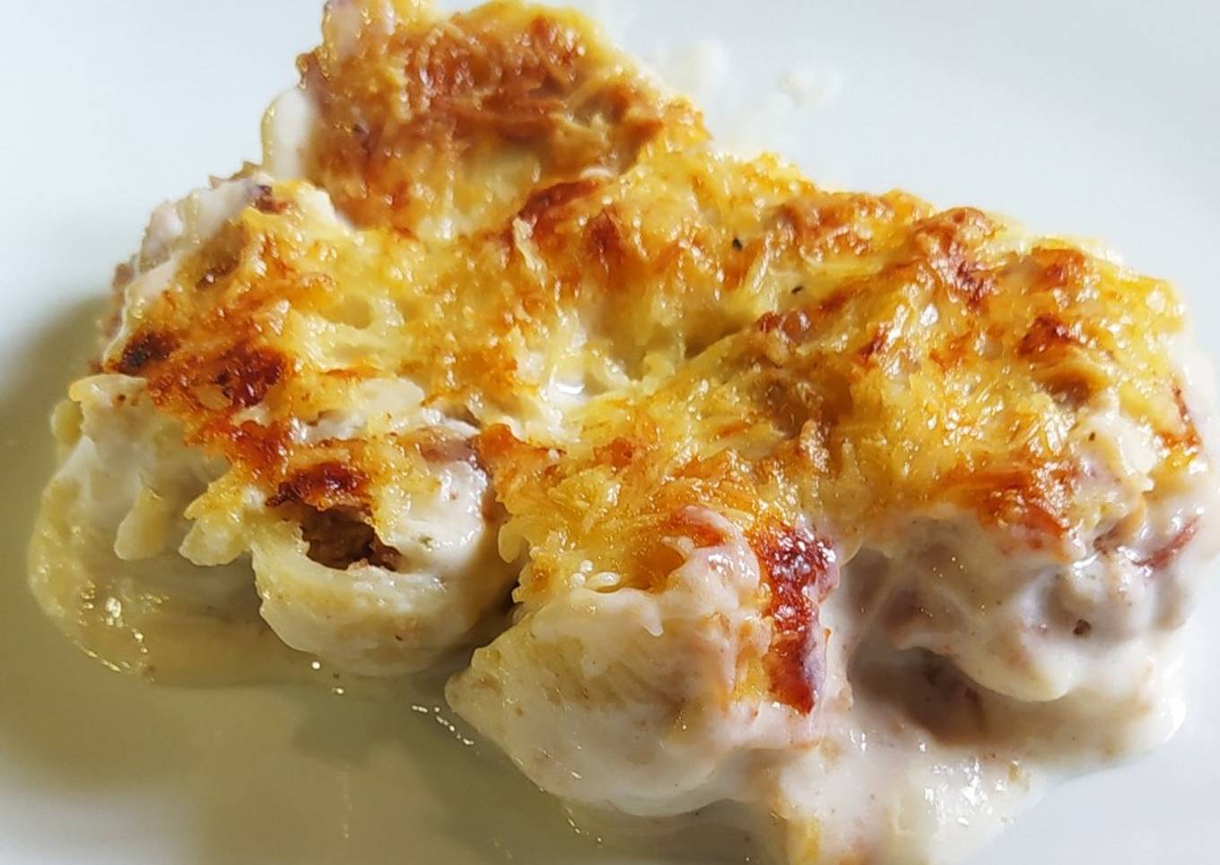 Galets rellenos de carne de cocido con bechamel gratinado