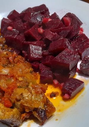Una foto de Tiras de matambrito picante 🌶 con remolachas al ajo