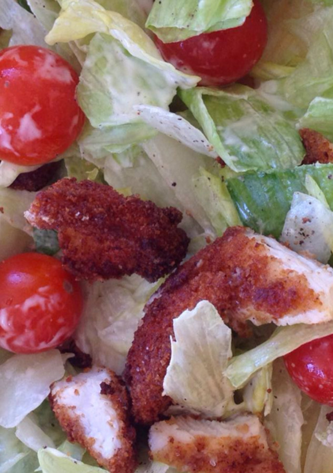 Una foto de Ensalada de pollo sencilla