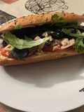 Bocadillo de atún con brotes de lechuga variada, tomate, olivas negras y mahonesa