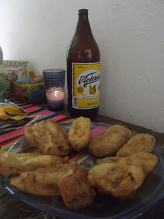 Una foto de Chiles capeados a la mexicana de chorizo y frijol prieto geras