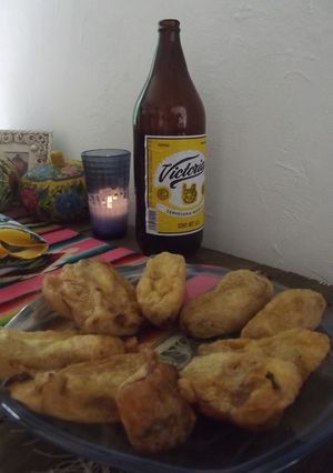 Una foto de Chiles capeados a la mexicana de chorizo y frijol prieto geras