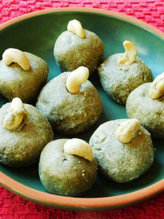 லட்டு (moong cashew laddu recipe in tamil) செய்முறை முக்கிய புகைப்படம்