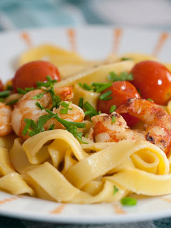 Una foto de Tallarines con tomates cherry y langostinos