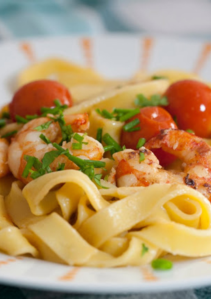 Una foto de Tallarines con tomates cherry y langostinos