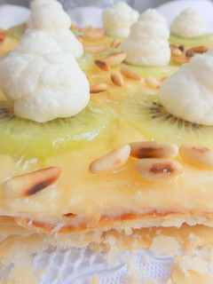 Una foto de Pastel de crema y piñones
