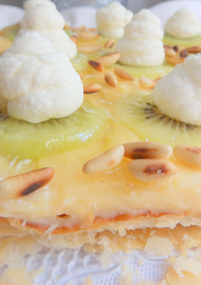 Una foto de Pastel de crema y piñones