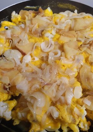 Una foto de Coliflor en salsa cremosa🍛de calabacin y zanahoria con cebollas y manzanas salteadas🥘🍱🍲
