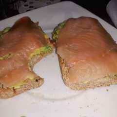 Una foto de Tostadas con aguacate y salmón