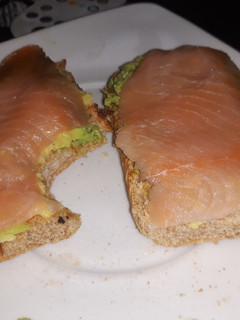 Una foto de Tostadas con aguacate y salmón