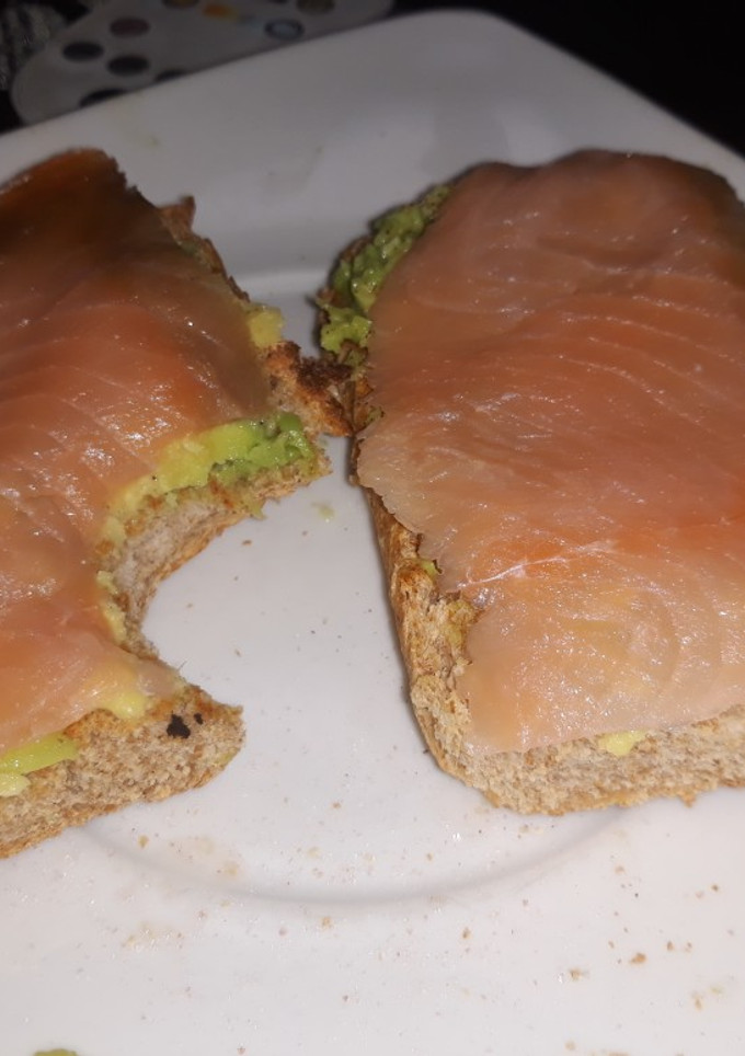 Una foto de Tostadas con aguacate y salmón
