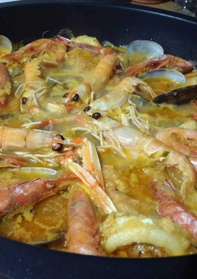 Una foto de Zarzuela de marisco con algo de pescado