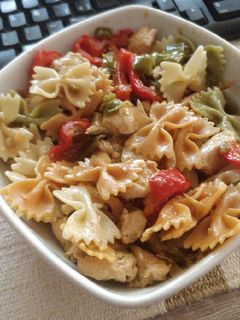 Una foto de Pasta con pollo y verduras