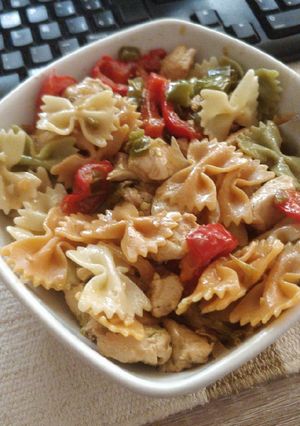 Una foto de Pasta con pollo y verduras