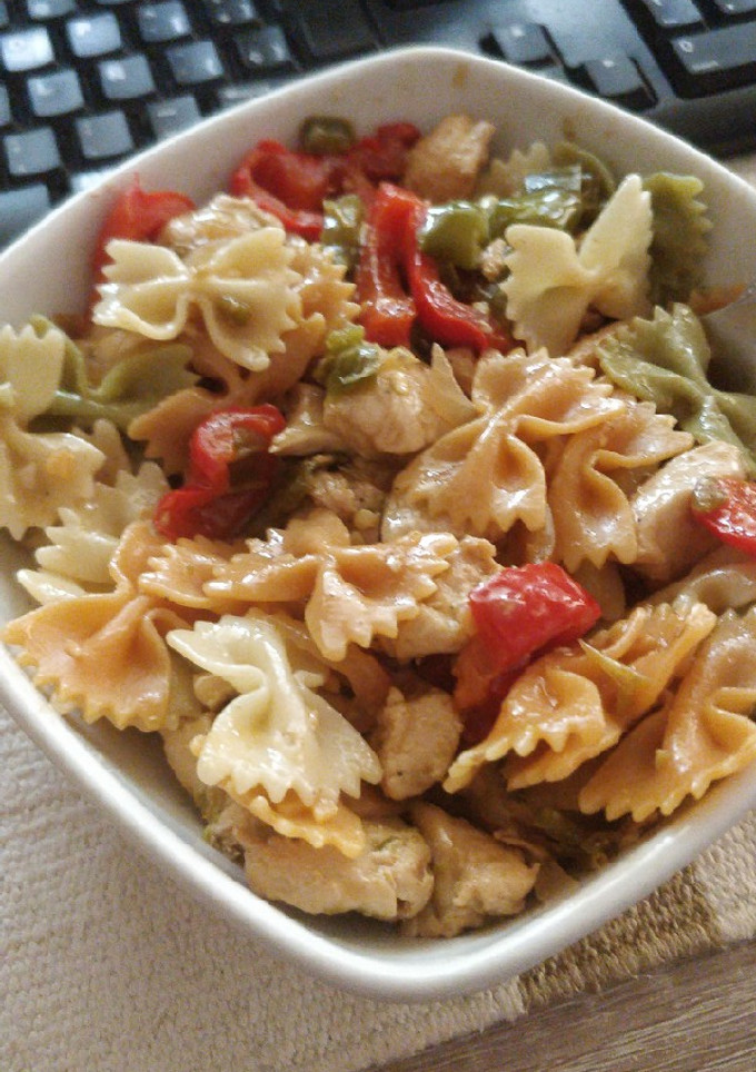 Una foto de Pasta con pollo y verduras