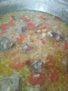 Una foto de Paella pavo y verduras