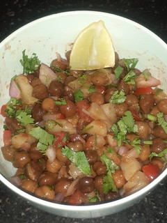 હેલ્થી દેશી ચણા સલાડ (Healthy Desi Chana Salad Recipe In Gujarati) રેસીપી મુખ્ય ફોટો